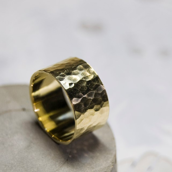 槌目 ブラスフラットリング 10.0mm幅 でこぼこ 真鍮｜BRASS RING 指輪 シンプル アクセサリー｜276 1枚目の画像