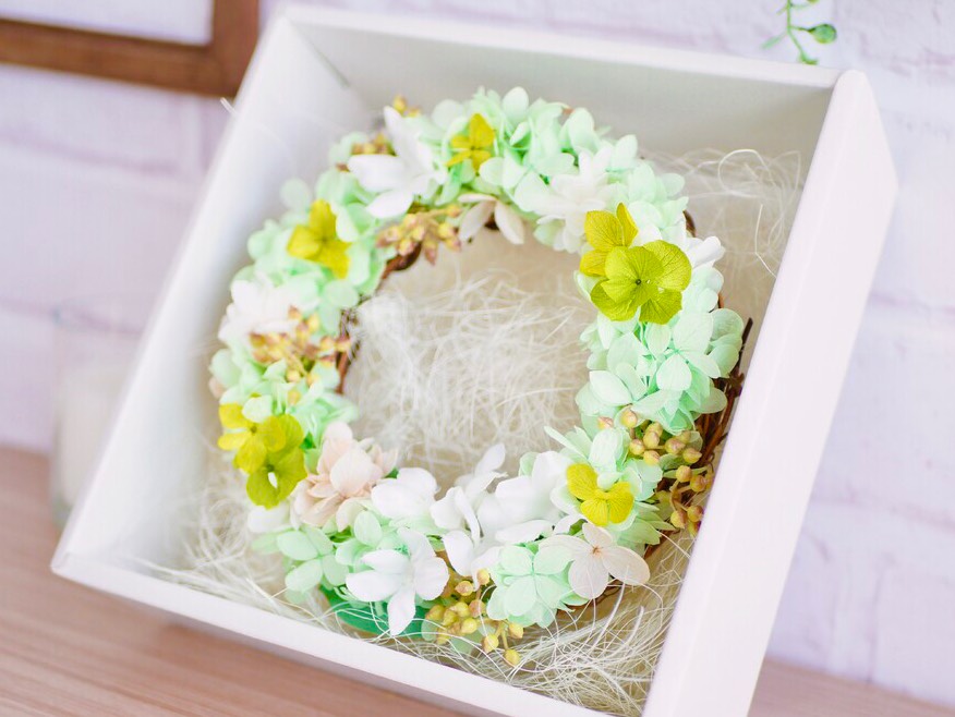 フレッシュグリーンのフラワーリース