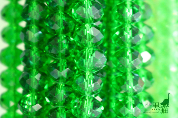 ガラスボタンカットビーズ　8㎜　グリーン　70粒前後　在庫処分 1枚目の画像
