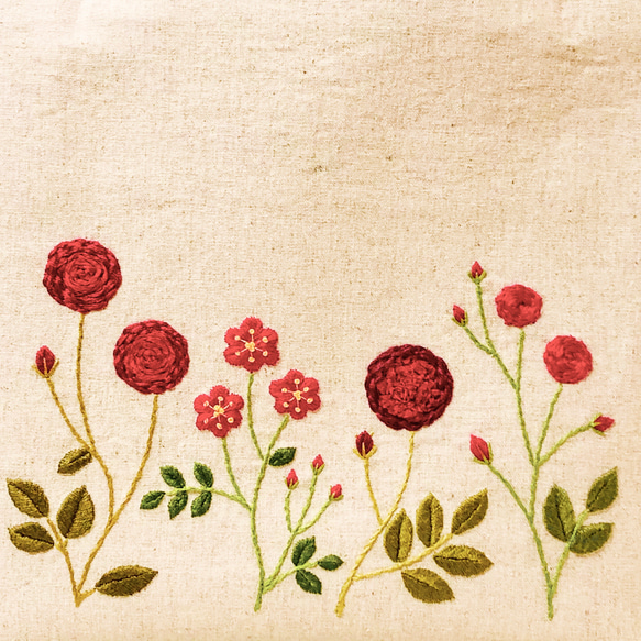 SALE  刺繍 ダークな赤いバラの庭 トート バック ＜生成り＞ 2枚目の画像