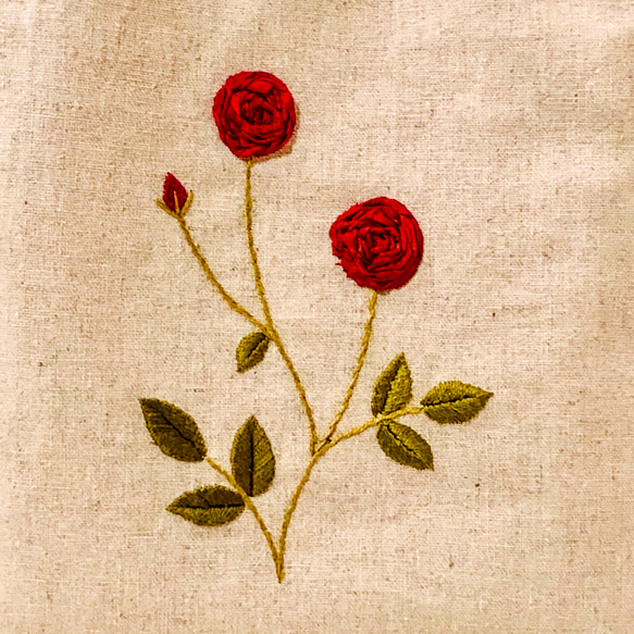 SALE 刺繍 ダークな赤いバラ 巾着 ポーチ ＜生成り＞ 2枚目の画像