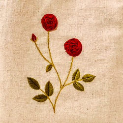 SALE 刺繍 ダークな赤いバラ 巾着 ポーチ ＜生成り＞ 3枚目の画像