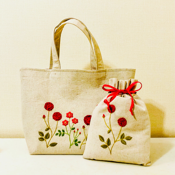 SALE 限定２点 刺繍 ダークな赤いバラの庭 トート バック 巾着 ポーチ の セット ＜生成り＞ 1枚目の画像