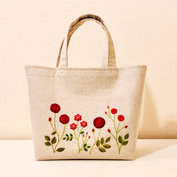 SALE 限定２点 刺繍 ダークな赤いバラの庭 トート バック 巾着 ポーチ の セット ＜生成り＞ 2枚目の画像