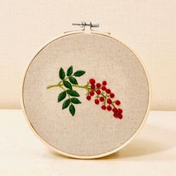 刺繍 南天 刺繍枠 飾り ＜生成り＞　 1枚目の画像