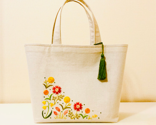刺繍 オレンジ色の野原 トート バック ＜生成り＞ トートバッグ