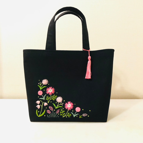 刺繍 ピンク色の野原 トート バック ＜ブラック＞ トートバッグ