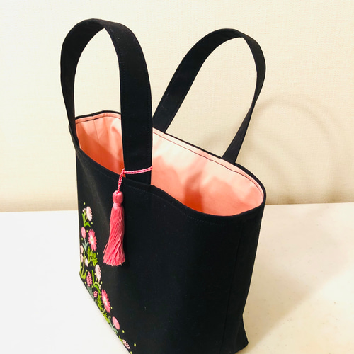 黒のバッグ・ポーチ ピンク刺繍 Enjeau(アーンジョー)：イニシャル刺繍 ピンク【ミニストラップ