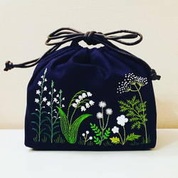 [受注生産] 刺繍 スズランの花 巾着 バック ＜ブラック＞ 1枚目の画像