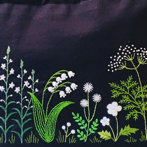[受注生産] 刺繍 スズランの花 巾着 バック ＜ブラック＞ 2枚目の画像