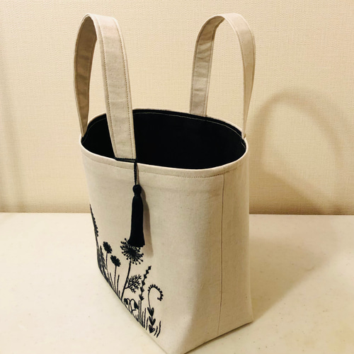 ブリジストン トートバッグ 黒白刺繍 綺麗め