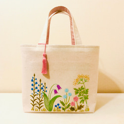 刺繍 野原模様 トート バック ＜生成り＞　トートバッグ 1枚目の画像