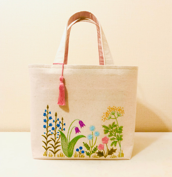 刺繍 野原模様 トート バック ＜生成り＞　トートバッグ 1枚目の画像