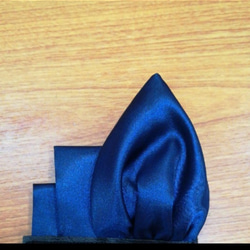 メンズポケットチーフ　濃紺光沢サテン　蕾のスリーピークス　台はフェイクレザー 2枚目の画像