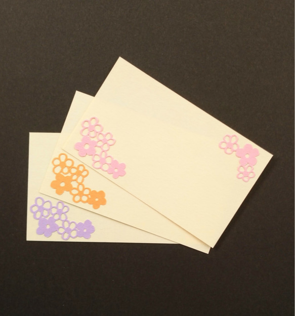 切り絵のミニメッセージカード《花》(クリーム色) 1枚目の画像