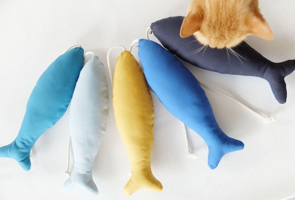 さかな型ねこキッカー5色（またたび入り）　猫おもちゃ　薄手の帆布製　チャリティグッズ 1枚目の画像