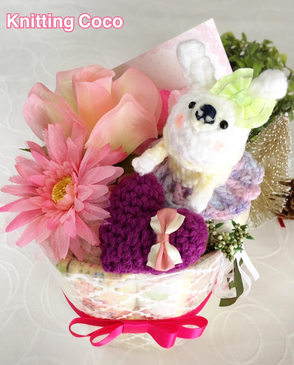 ミニ【 おむつケーキ 】ご出産祝い　編みぐるみ＋ガラガラetc…♪ 2枚目の画像