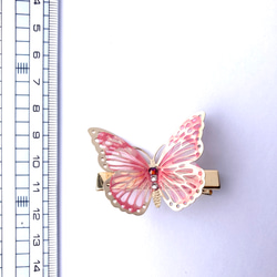 桃色とゴールドの蝶のヘアクリップ 3枚目の画像