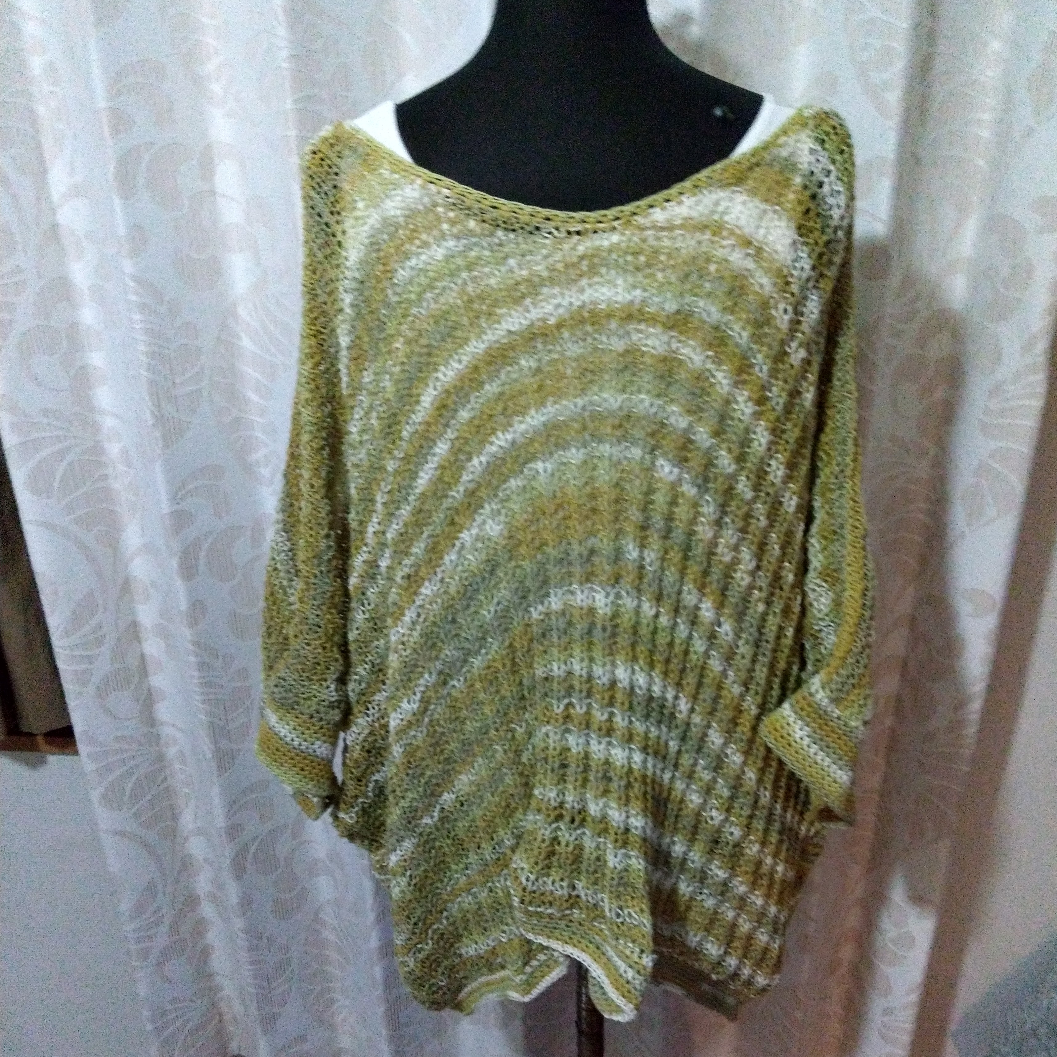 レース仕立てで両面着れる身巾タップリプルオーバー