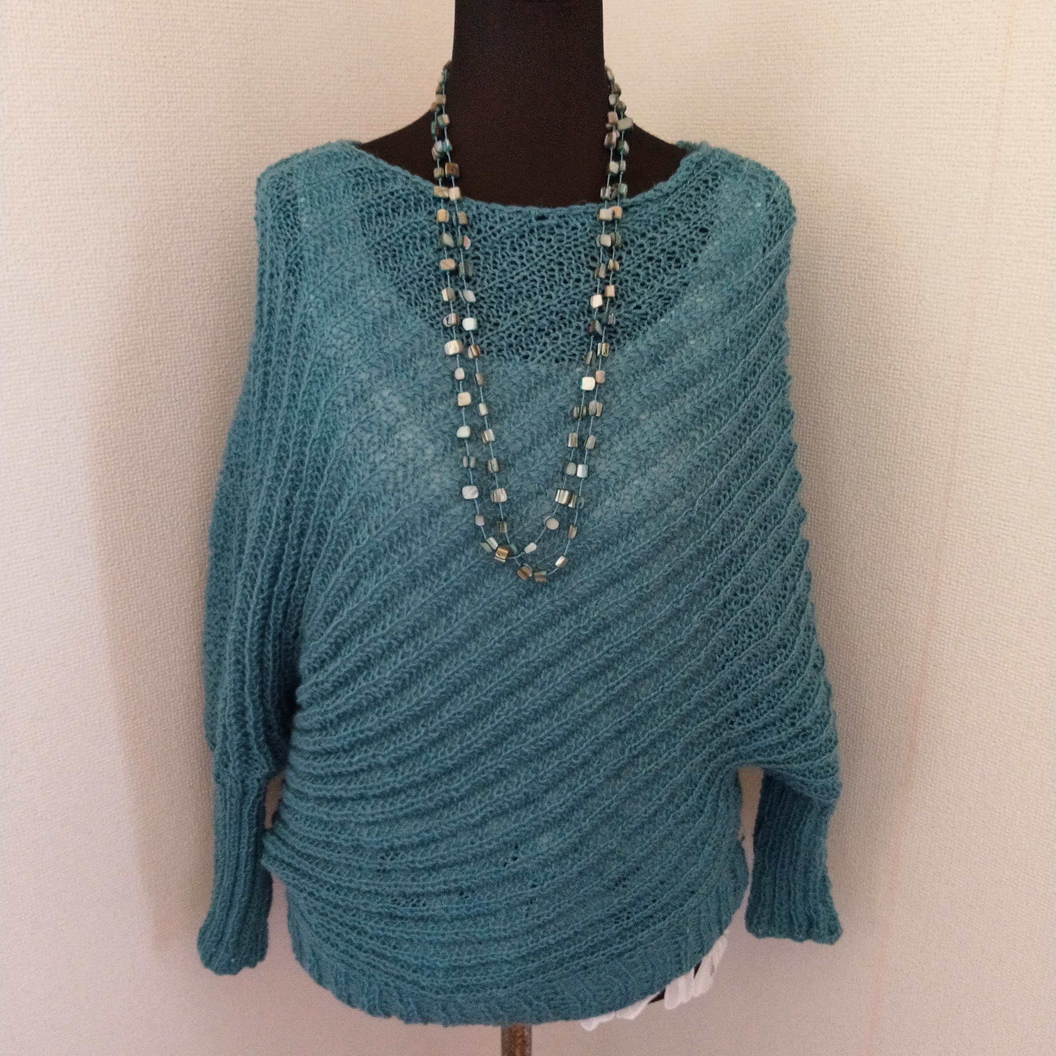 バイアス編みのデザインニット