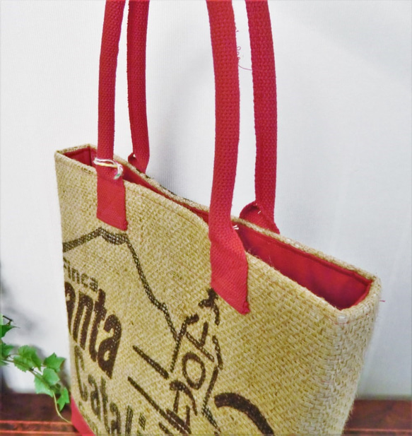 コーヒー 麻袋バッグ　Ｌ　トートバッグ　赤色帆布　ガテマラ　豆袋をリメイクした麻バッグ 3枚目の画像