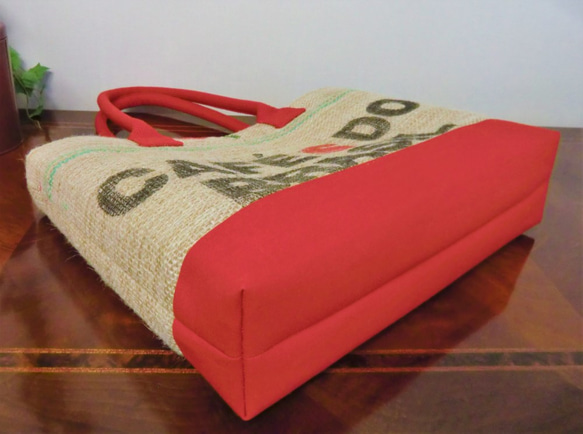コーヒー 麻袋バッグ　Ｍ　トートバッグ 朱赤帆布　ブラジル　豆袋をリメイクした麻バッグ 6枚目の画像