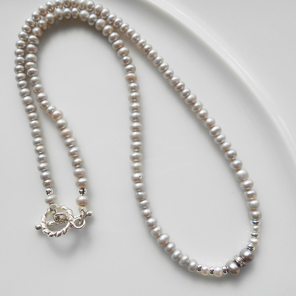 プチダイヤとシルバー淡水パールのネックレス 3枚目の画像