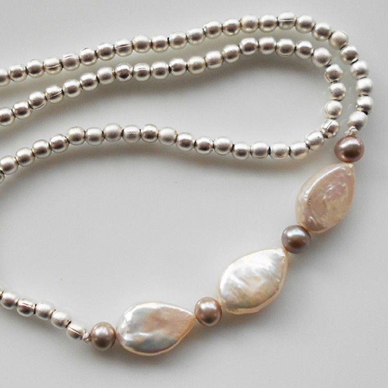 マットシルバービーズと淡水パールのネックレス