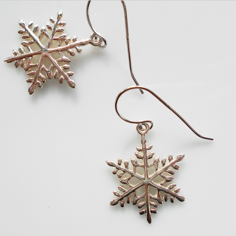 雪の結晶ピアス 4,428円