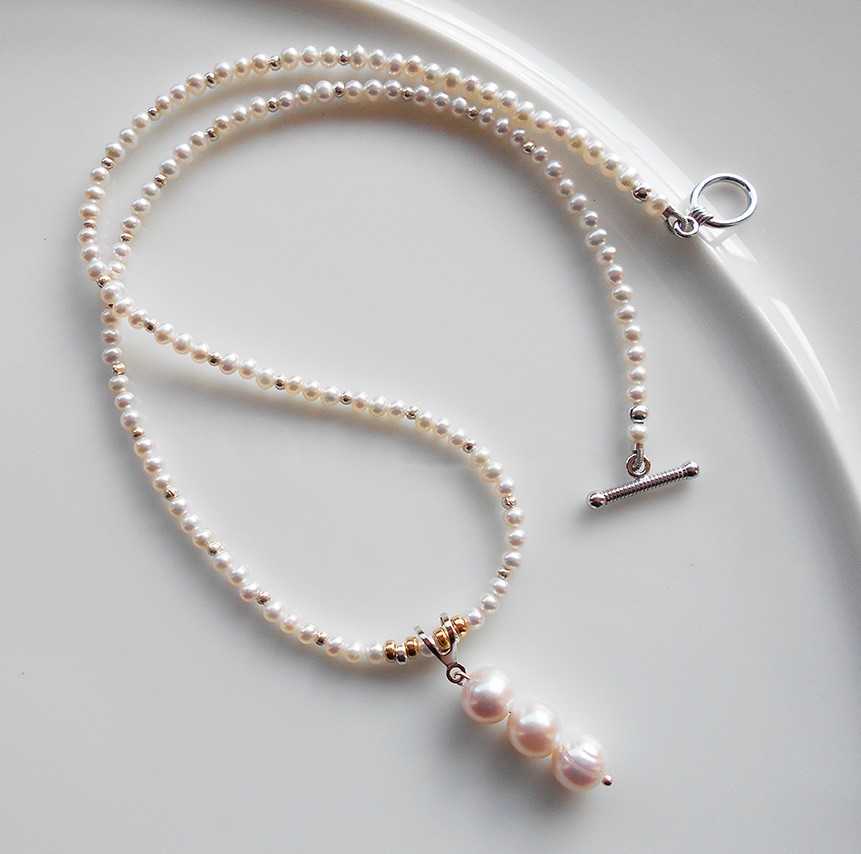 三粒のパールチャームがついたホワイト淡水パールのネックレス 7,970円