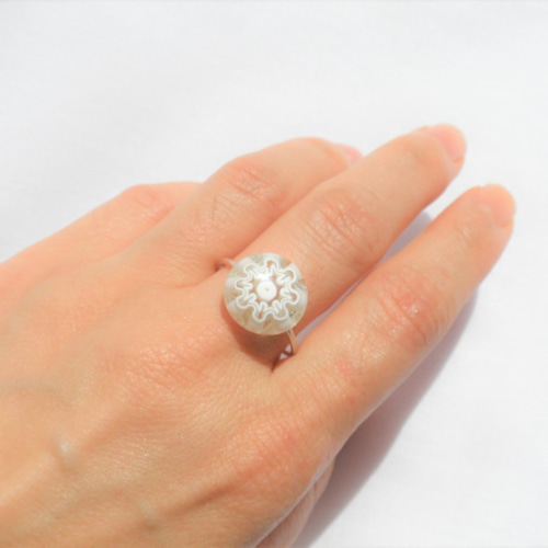 人気絶頂 白い花ベネチアングラス・ミリフォリカボションのsv925 工芸品