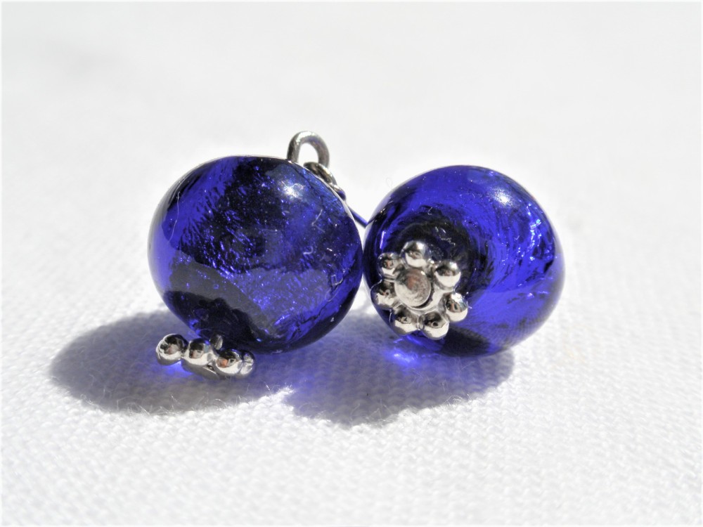 小さな丸いコバルトブルーのベネチアングラスビーズピアス　EP155S
