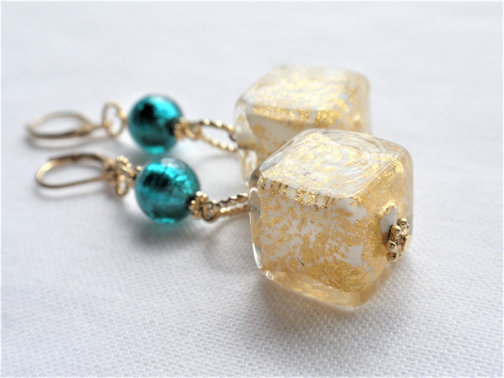 エメラルドグリーンとゴールドキューブのベネチアングラスビーズピアス　EP112