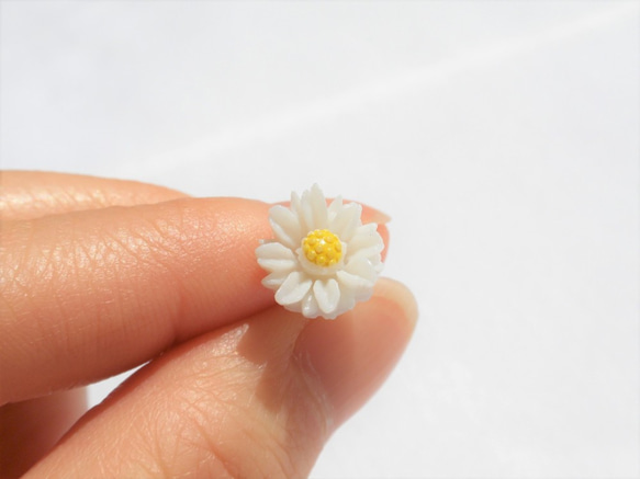 ヴィンテージ・お花（Acrylic Flower）のカボションピアス　EP179 8枚目の画像