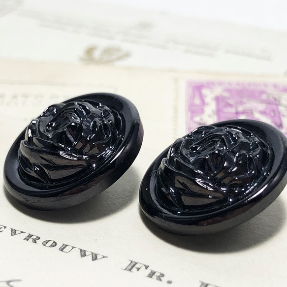 【送料無料】2個 チェコ製 アンティーク ヴィンテージ ブラックガラス ボタン [EY5894] 1枚目の画像