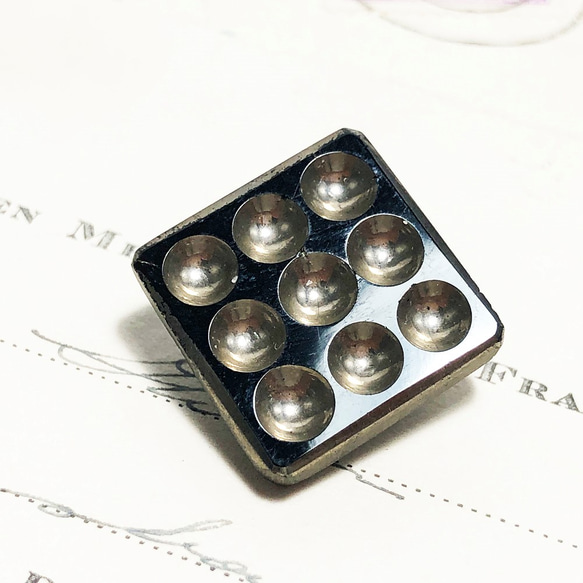 【送料無料】チェコ製 アンティーク ヴィンテージ ブラックガラス  ボタン 素材 パーツ 材料 [EY5921] 1枚目の画像