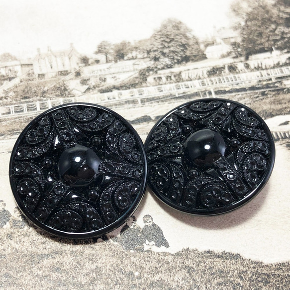 【送料無料】2個 1920～30年代 チェコ製 アンティーク ヴィンテージ ブラックガラス  ボタン [EY6394] 1枚目の画像