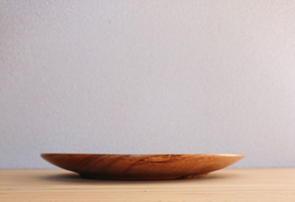 木の皿　２４センチ　ケヤキのプレート 直径約22.5㎝ 2枚目の画像