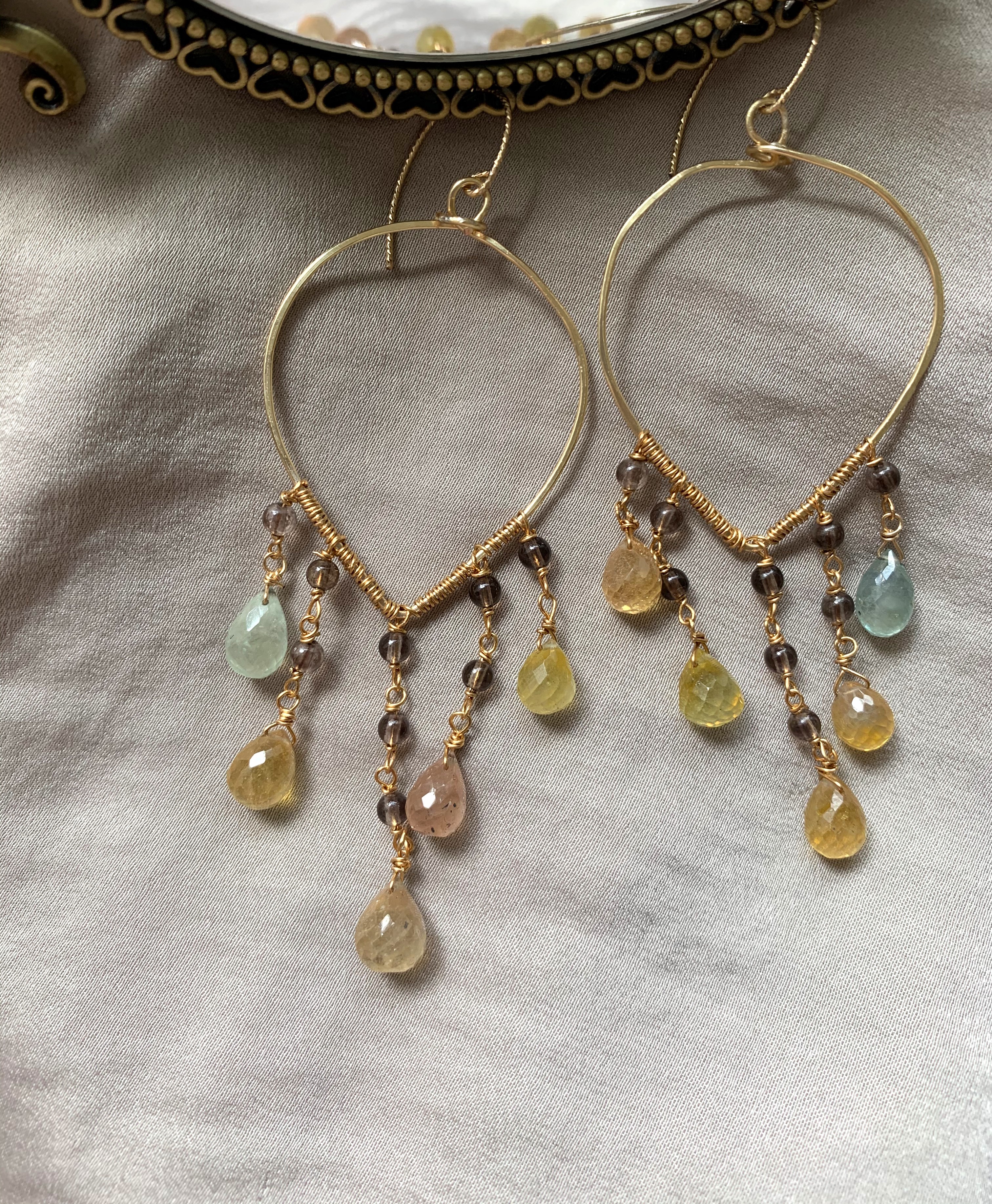 天然石 カラーサファイアの天使の舞い降りる風景のピアス 14Kgf