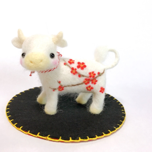 梅咲き誇る干支 丑 フェルトマット付き 羊毛フェルト置物 羊毛フェルト