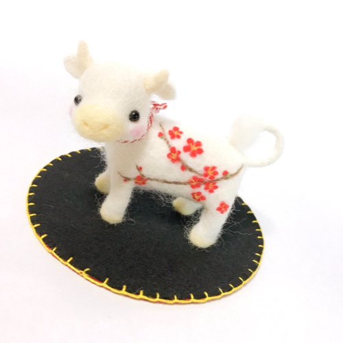 梅咲き誇る干支 丑 フェルトマット付き 羊毛フェルト置物 羊毛フェルト