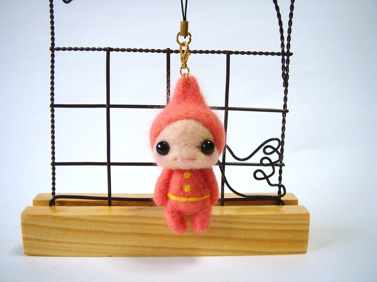 羊毛フェルト ストラップ 宇宙人 C 淡いオレンジ キーホルダー