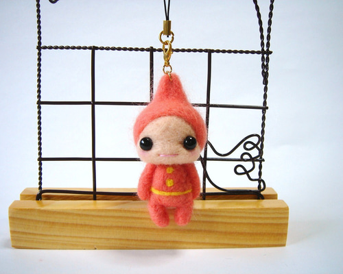 羊毛フェルト ストラップ 宇宙人 C 淡いオレンジ キーホルダー Aki Ako