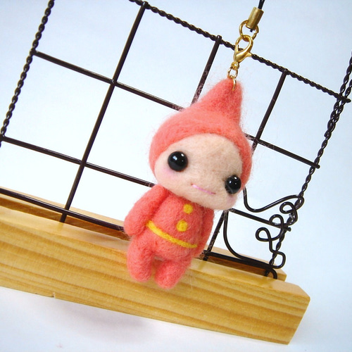 羊毛フェルト ストラップ 宇宙人 C 淡いオレンジ キーホルダー Aki Ako