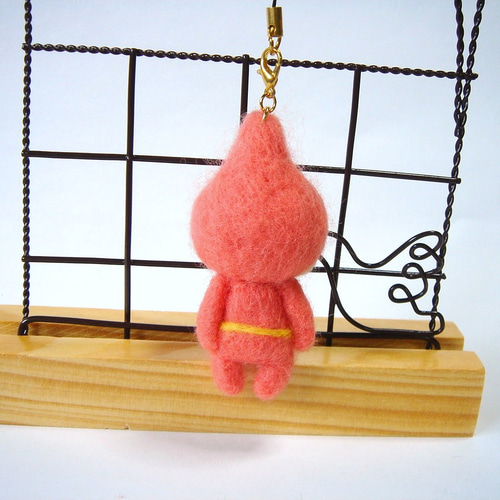 羊毛フェルト ストラップ 宇宙人 C 淡いオレンジ キーホルダー Aki Ako