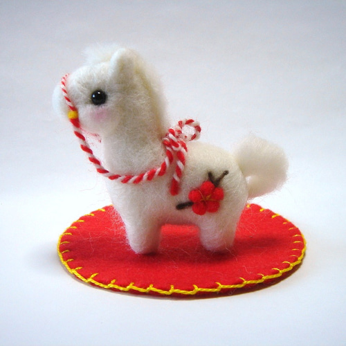 梅の花咲く干支 うま 赤マット付 羊毛フェルト 羊毛フェルト Aki Ako