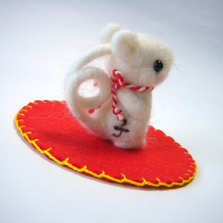 受注生産　梅の花咲く干支　ネズミ　赤マット付　羊毛フェルト 2枚目の画像
