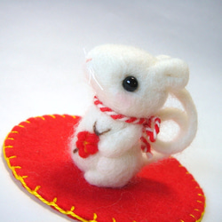 受注生産　梅の花咲く干支　ネズミ　赤マット付　羊毛フェルト 3枚目の画像