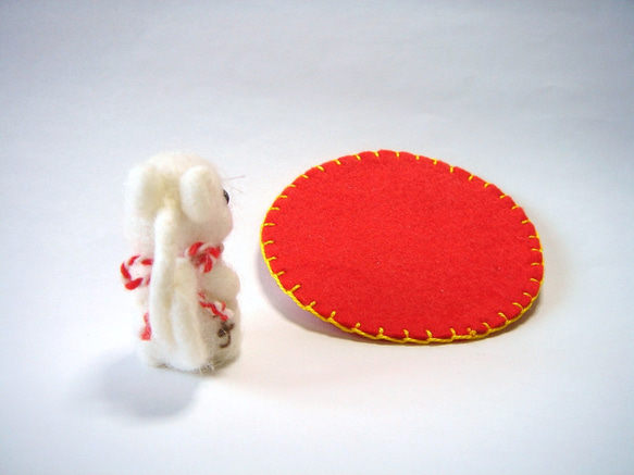 受注生産　梅の花咲く干支　ネズミ　赤マット付　羊毛フェルト 4枚目の画像