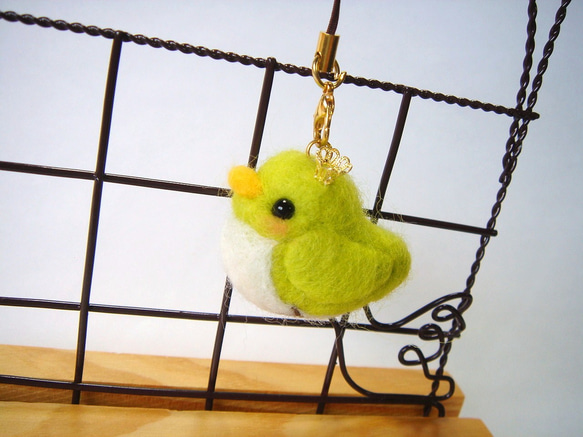 ぷく鳥　桜色　黄緑色　羊毛フェルトストラップ 2枚目の画像